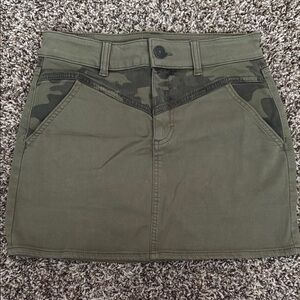AMERICAN EAGLE: Olive Green Camouflage Women's Skirt size 4 Regular